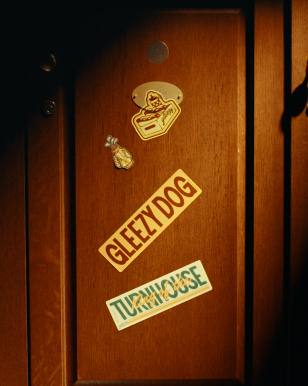 Wooden surface with 'Gleezy Dog' and 'Turkhouse' stickers.